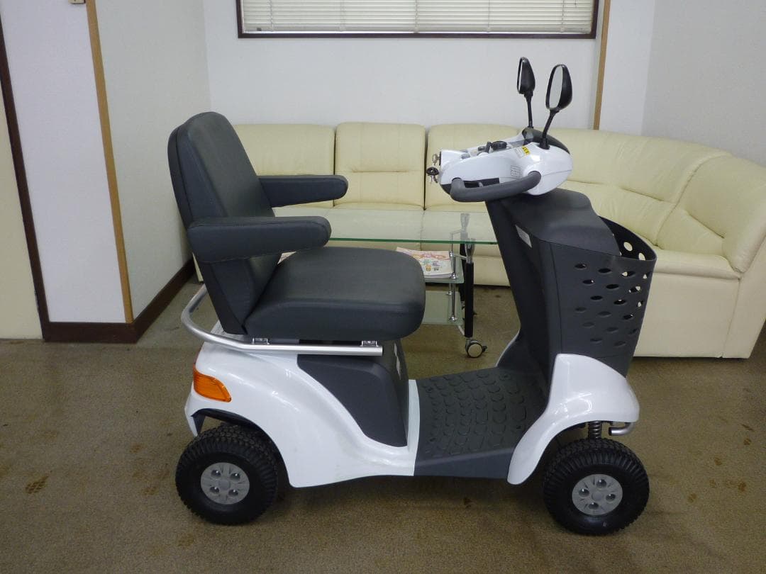 ほぼ全国送込2023年製セニアカーET4DA白色 バッテリー新品 電動四輪車いす