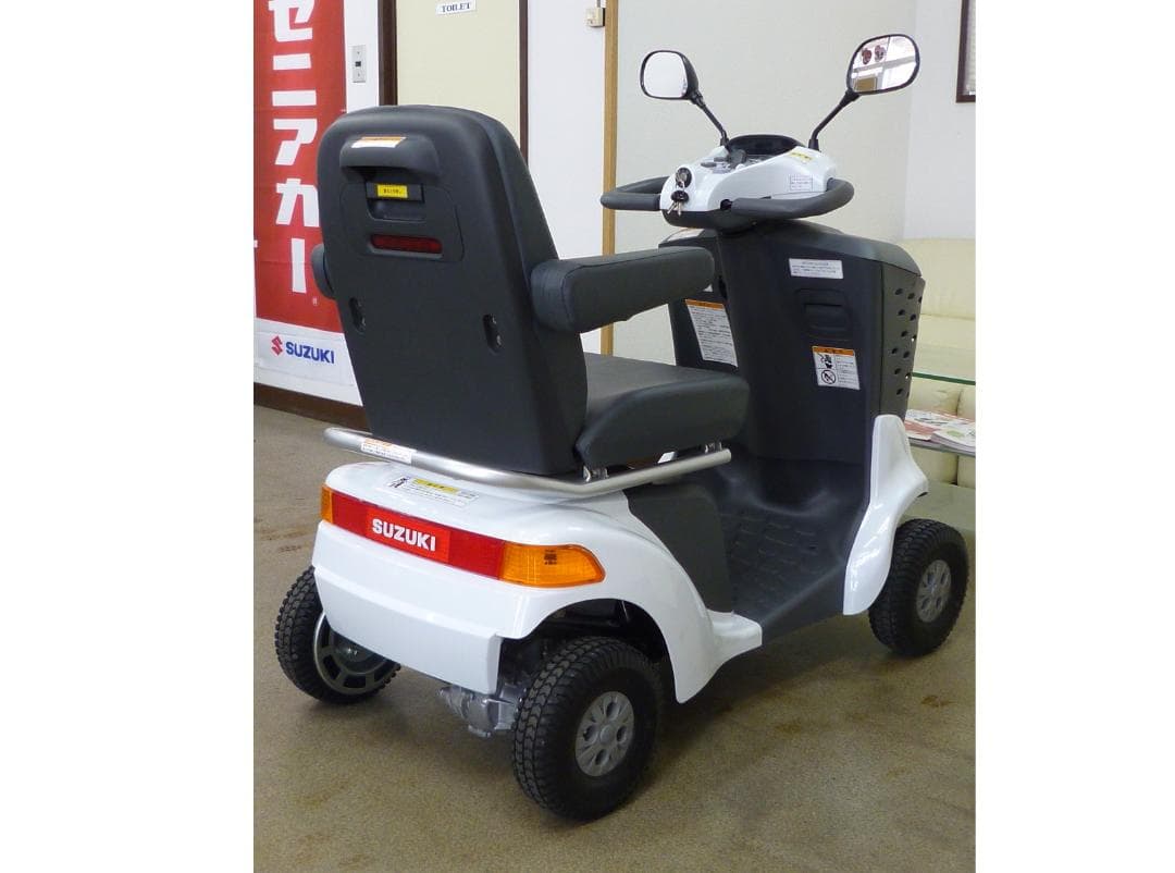 ほぼ全国送込2023年製セニアカーET4DA白色 バッテリー新品 電動四輪車いす