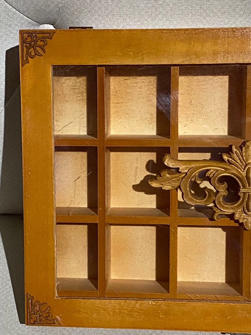 未使用♦️ナチュラルロココ仕様 コレクションケース♦️ウッドラック♦️仕切り多♦️送料込