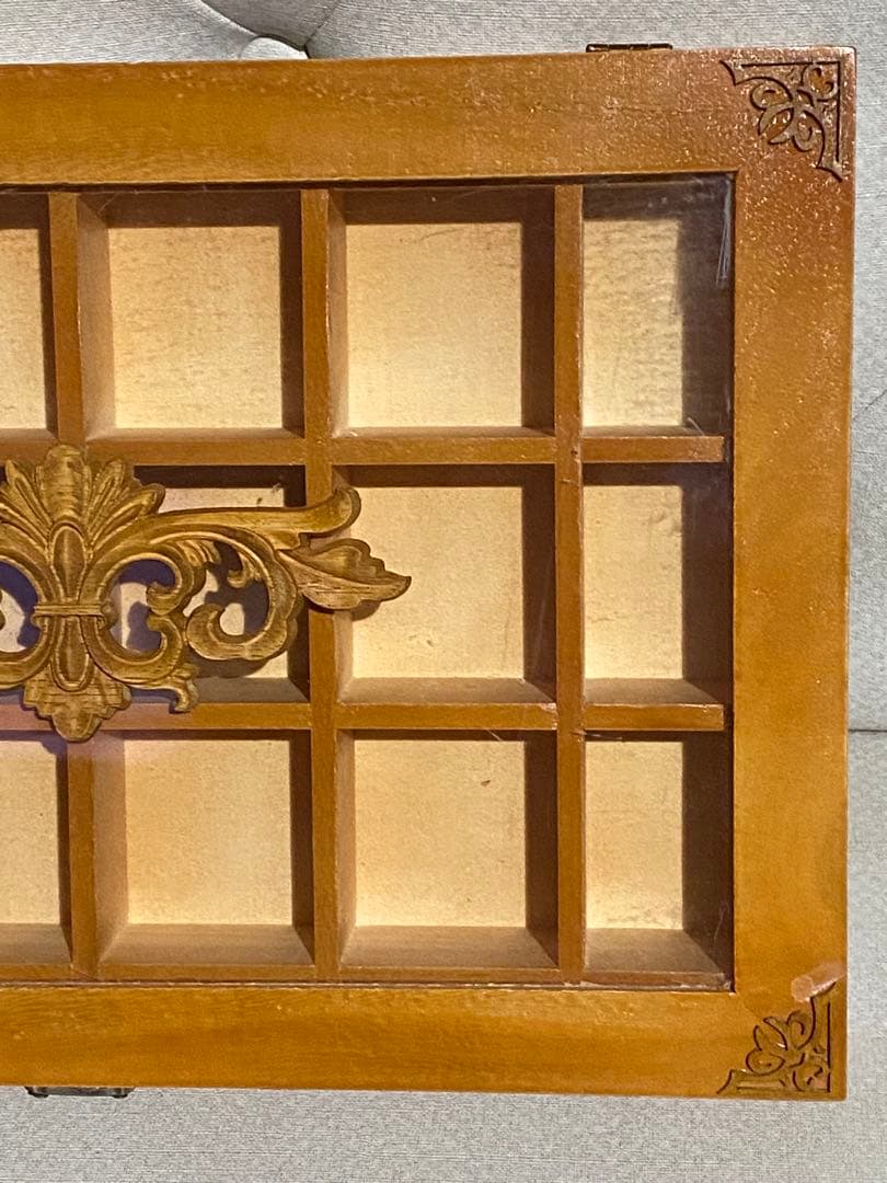 未使用♦️ナチュラルロココ仕様 コレクションケース♦️ウッドラック♦️仕切り多♦️送料込