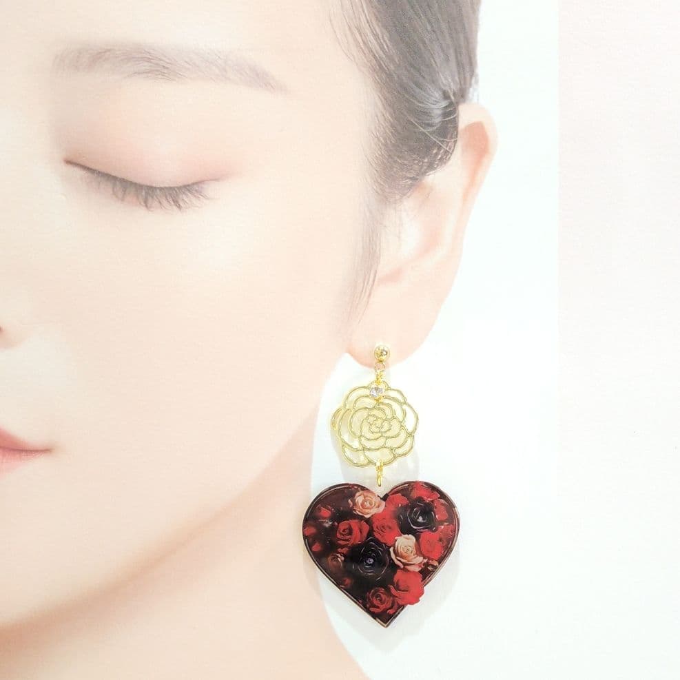 ゴールド薔薇フレームと美しい大ぶりバラ束ハート ピアス♡❀