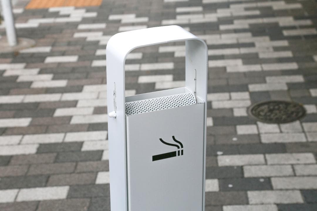 ☆値下げ、訳あり☆ オシャレ！スタンド 灰皿 角 ホワイト　大容量