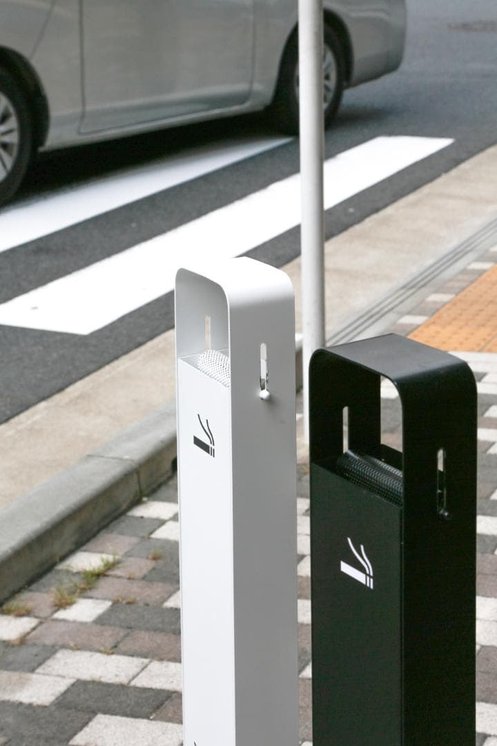 ☆値下げ、訳あり☆ オシャレ！スタンド 灰皿 角 ホワイト　大容量