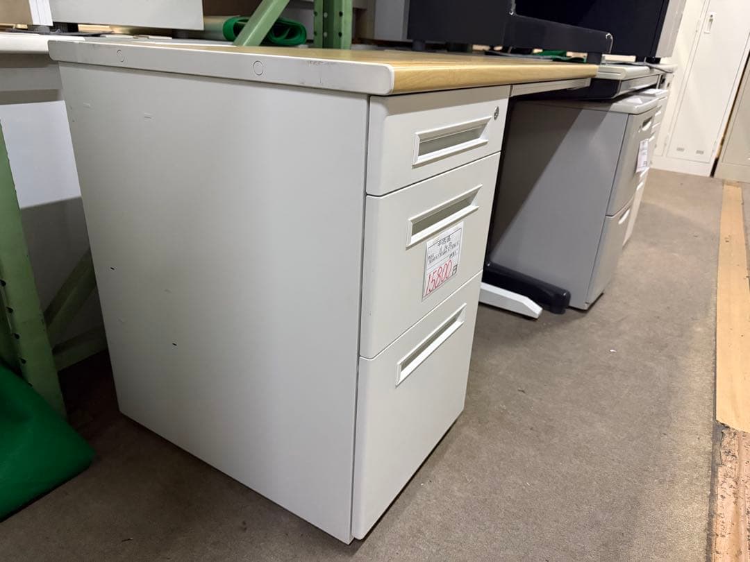 片袖デスクトヨスチール　鍵付き　幅100 奥60 高さ70cm コンパクト　机