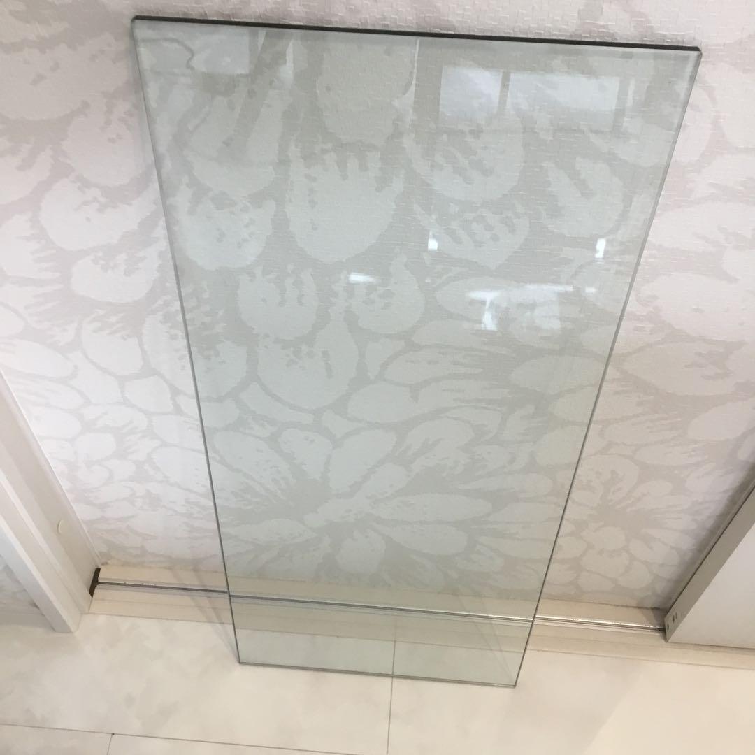 ガラスの板　サイドボード様、　テーブルの上ガラスクリア￼