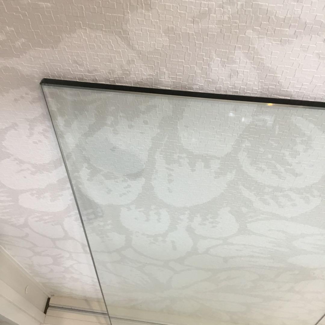 ガラスの板　サイドボード様、　テーブルの上ガラスクリア￼