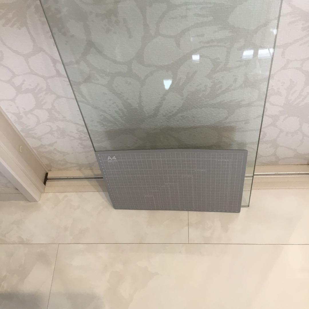 ガラスの板　サイドボード様、　テーブルの上ガラスクリア￼