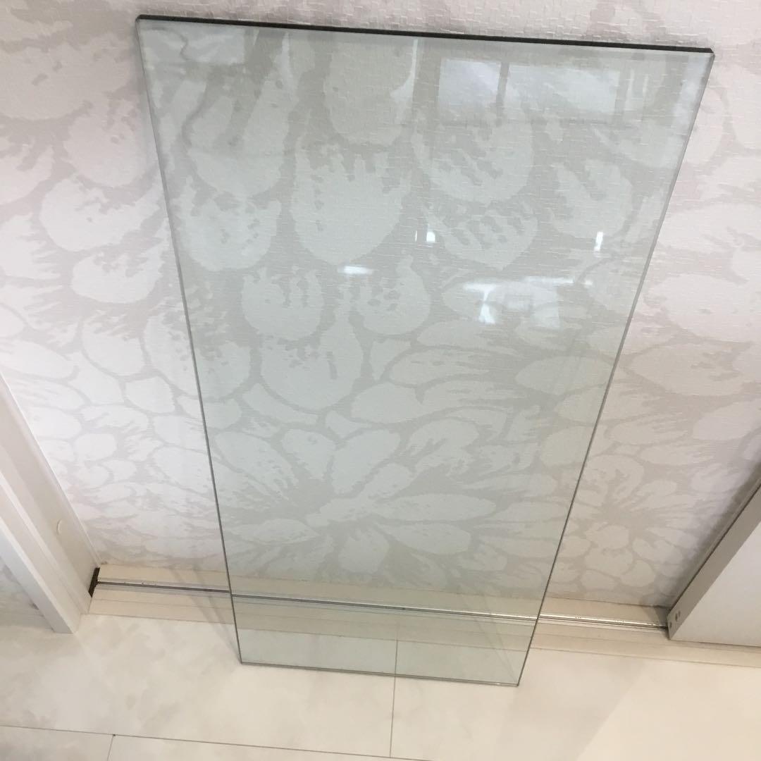 ガラスの板　サイドボード様、　テーブルの上ガラスクリア￼