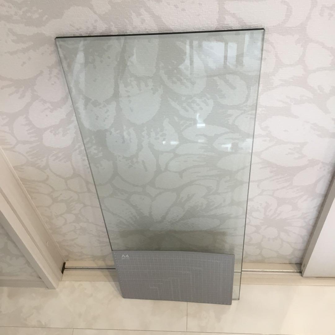 ガラスの板　サイドボード様、　テーブルの上ガラスクリア￼