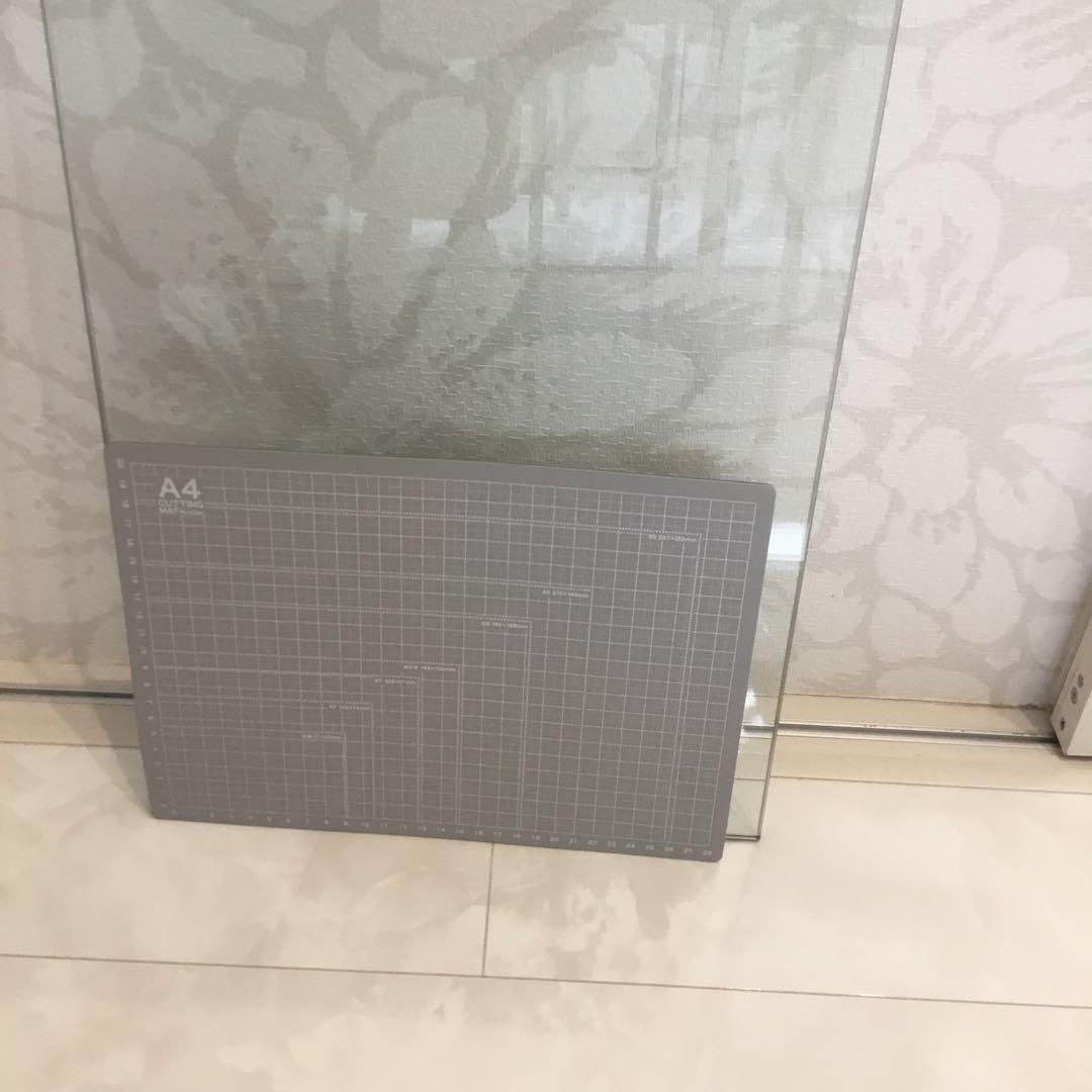 ガラスの板　サイドボード様、　テーブルの上ガラスクリア￼