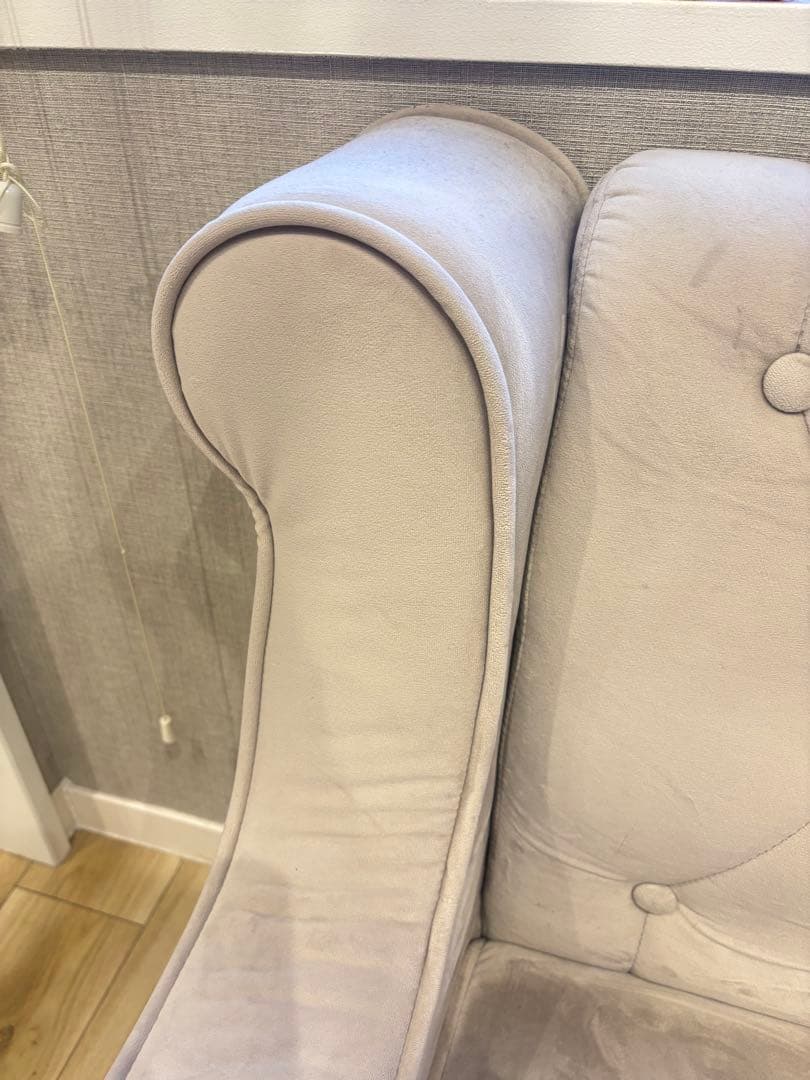 グレー 2人掛けソファ ボタン留めデザイン