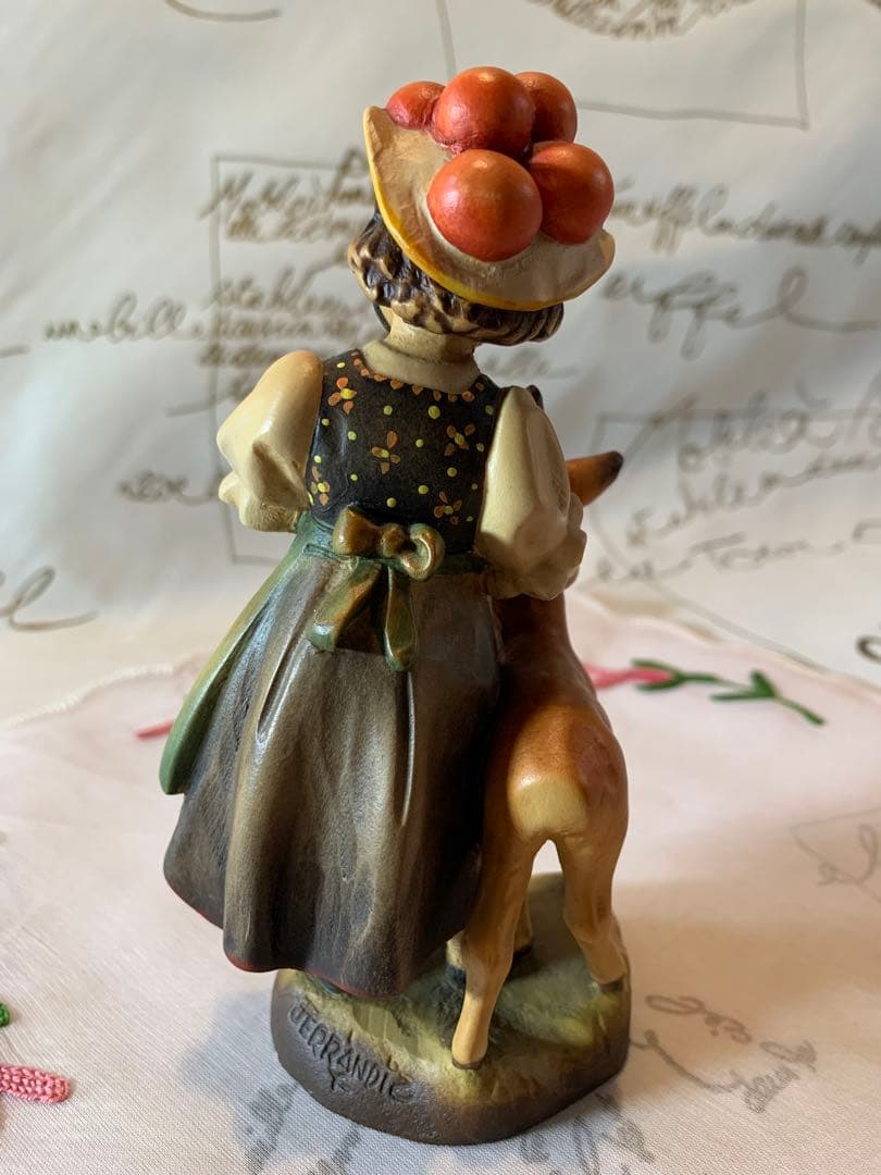 ANRIアンリ人形　15.5㎝の民族衣装着たバンビと一緒の女の子！可愛いです！