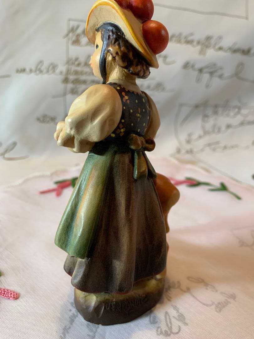 ANRIアンリ人形　15.5㎝の民族衣装着たバンビと一緒の女の子！可愛いです！