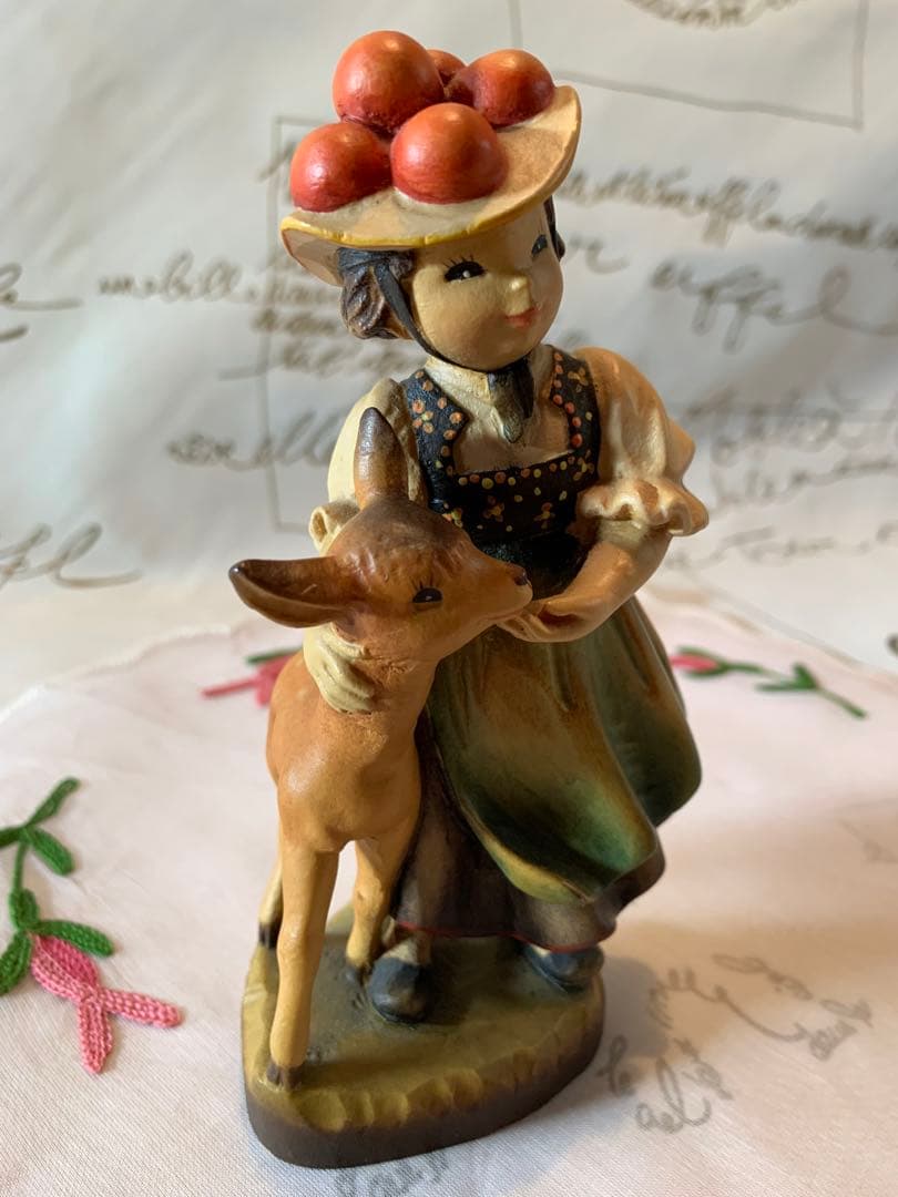 ANRIアンリ人形　15.5㎝の民族衣装着たバンビと一緒の女の子！可愛いです！