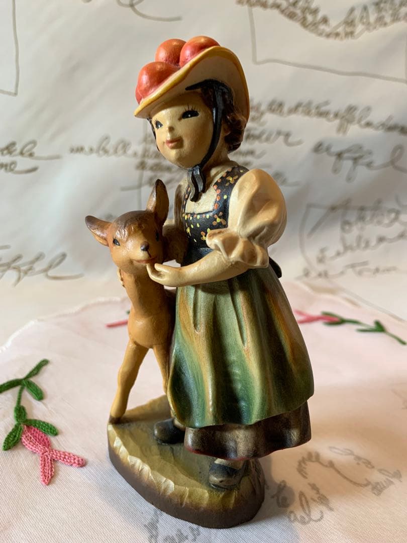 ANRIアンリ人形　15.5㎝の民族衣装着たバンビと一緒の女の子！可愛いです！