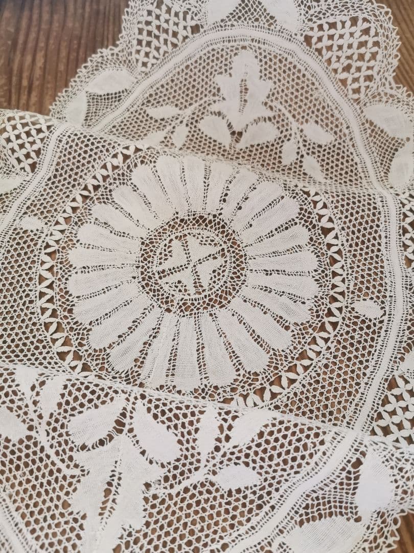 アンティークマルチーズレースドイリー48㎝ 上品なエクリュ ボビン編マルタ十字✠