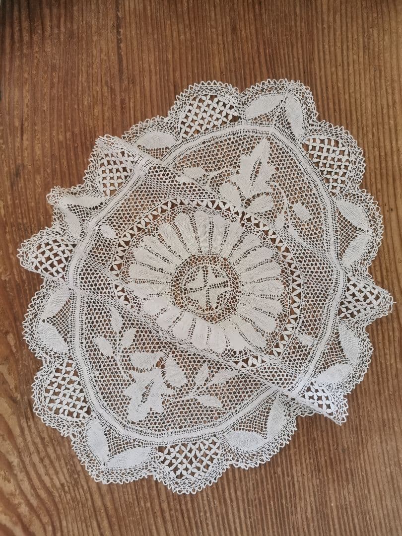 アンティークマルチーズレースドイリー48㎝ 上品なエクリュ ボビン編マルタ十字✠