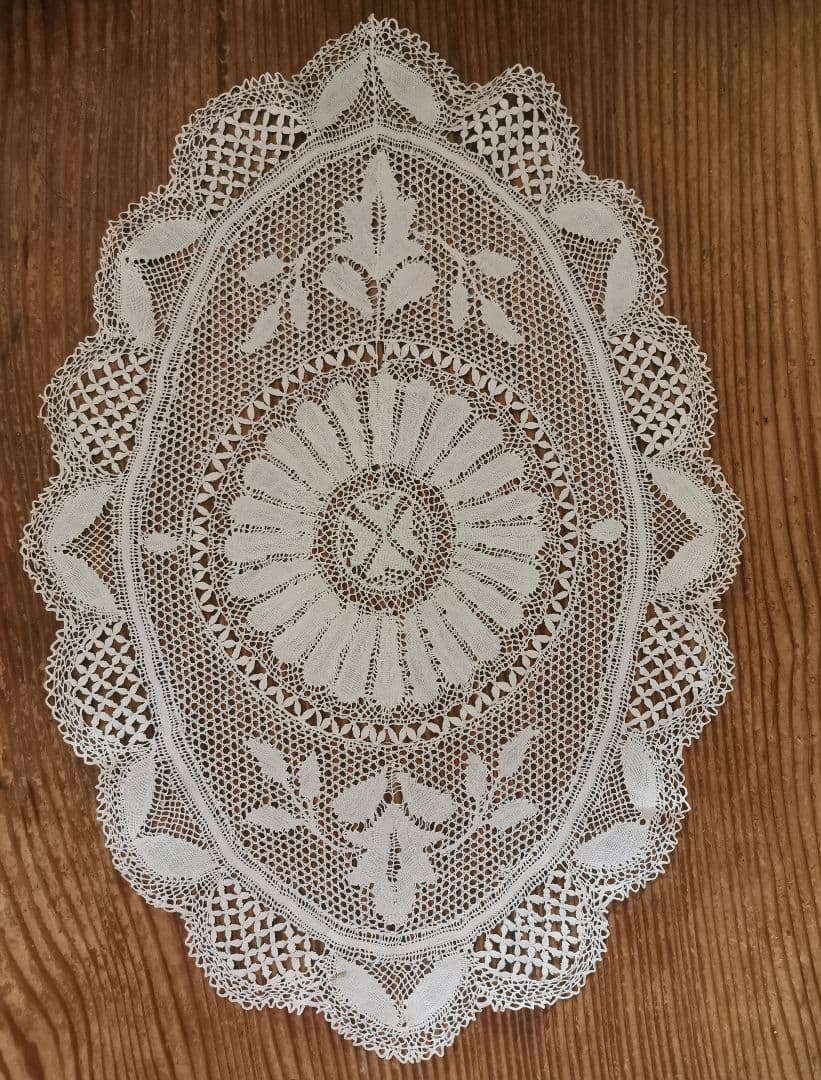アンティークマルチーズレースドイリー48㎝ 上品なエクリュ ボビン編マルタ十字✠