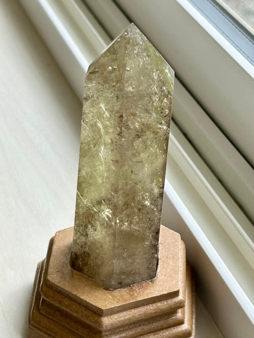 光を内包する景色 レインボー入り スモーキークォーツ オベリスク（一点もの）