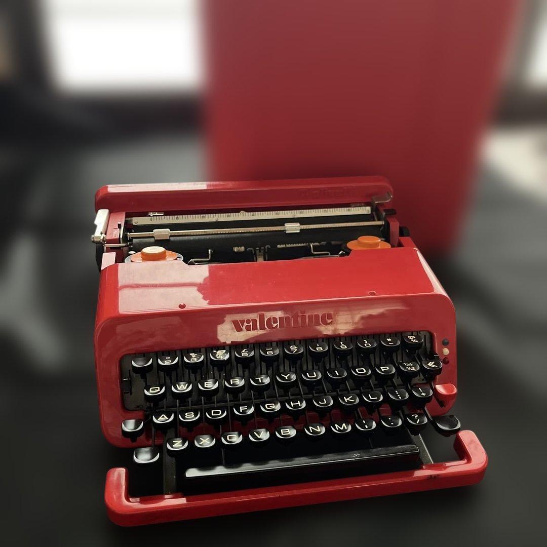 オリベッティ赤いバケツのタイプライター