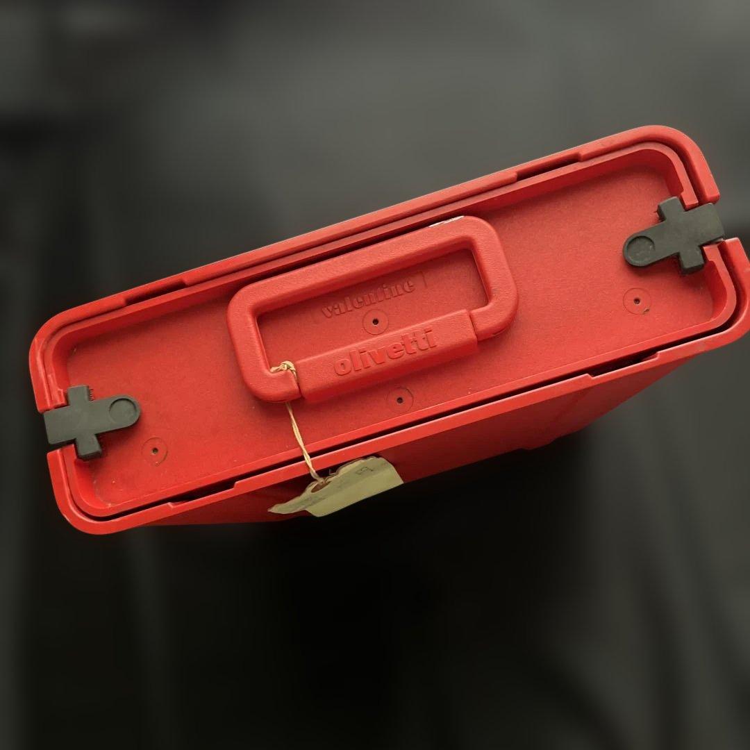 オリベッティ赤いバケツのタイプライター