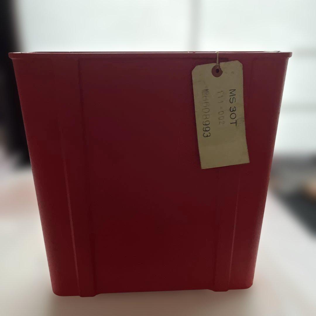 オリベッティ赤いバケツのタイプライター