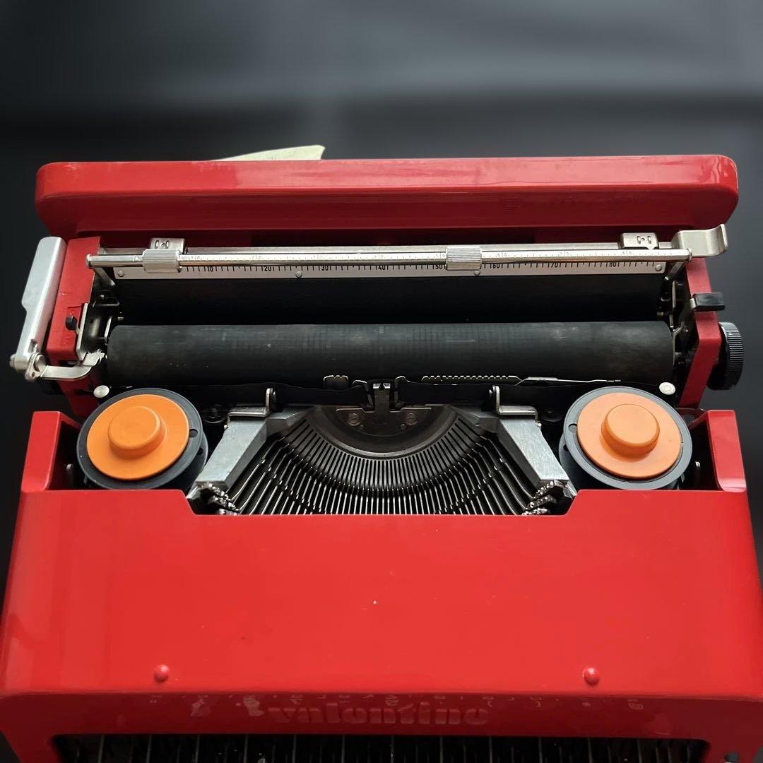 オリベッティ赤いバケツのタイプライター