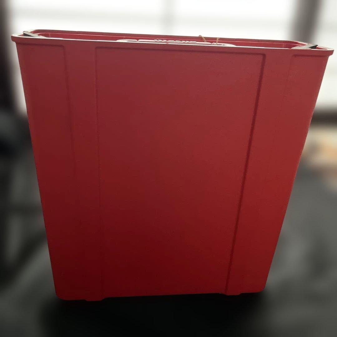 オリベッティ赤いバケツのタイプライター