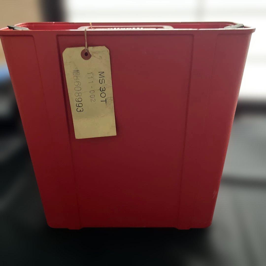 オリベッティ赤いバケツのタイプライター