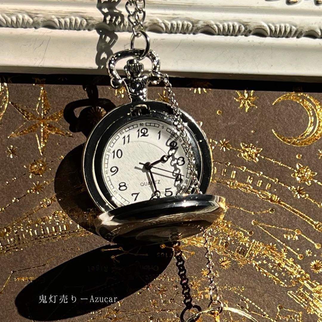 ★夜空に上弦の月と蝶々舞う鬼灯付きの懐中時計☆(蓄光タイプ)
