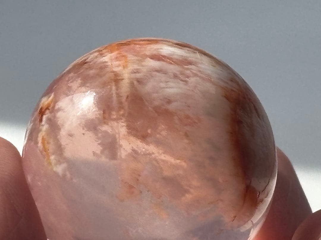 セリサイトインローズクォーツ　スフィア　丸玉　天然石　虹入り　アステリズム効果