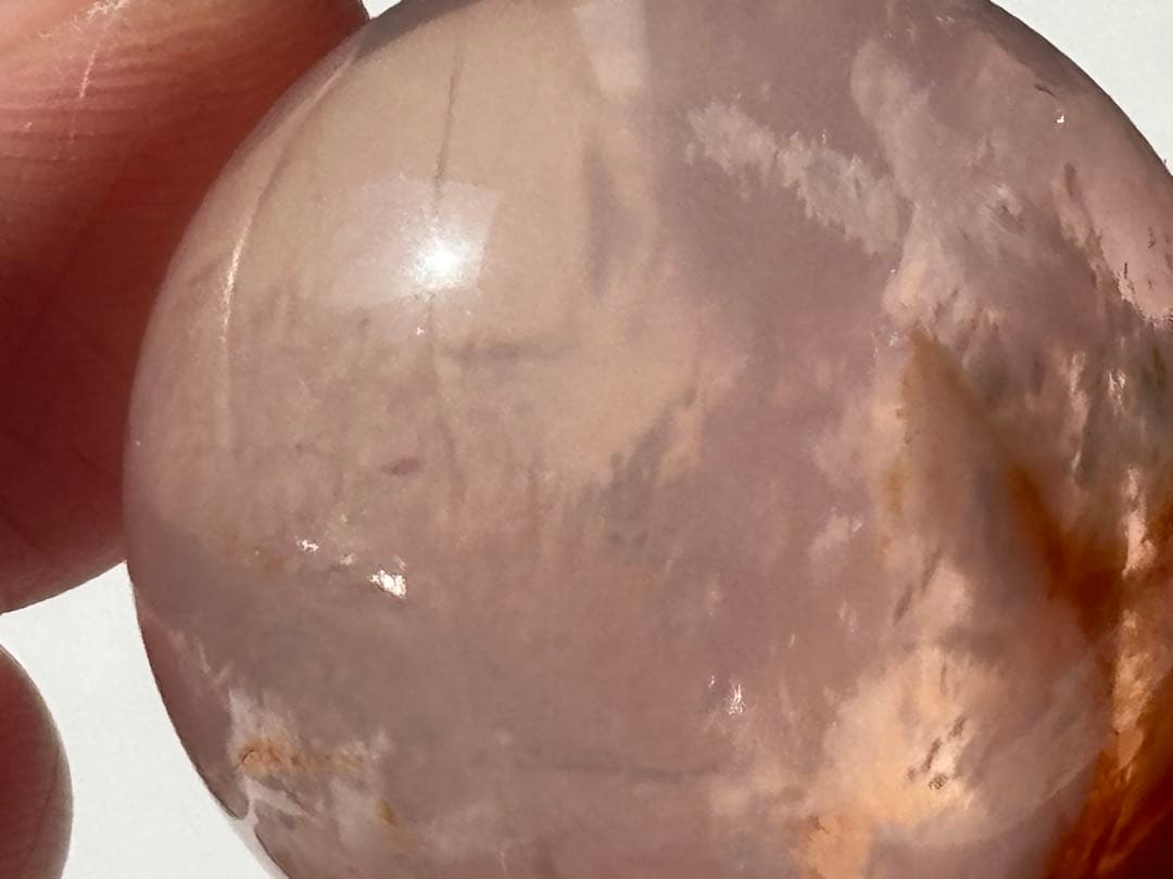 セリサイトインローズクォーツ　スフィア　丸玉　天然石　虹入り　アステリズム効果