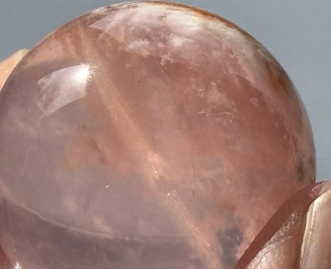 セリサイトインローズクォーツ　スフィア　丸玉　天然石　虹入り　アステリズム効果