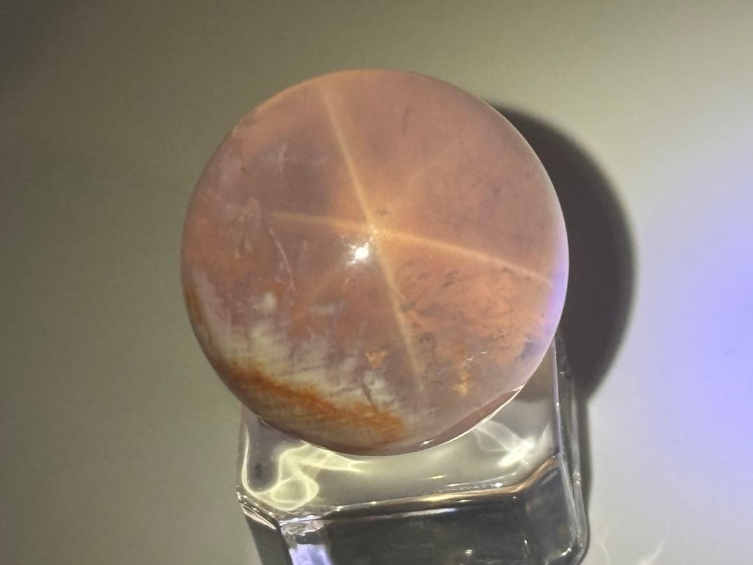 セリサイトインローズクォーツ　スフィア　丸玉　天然石　虹入り　アステリズム効果