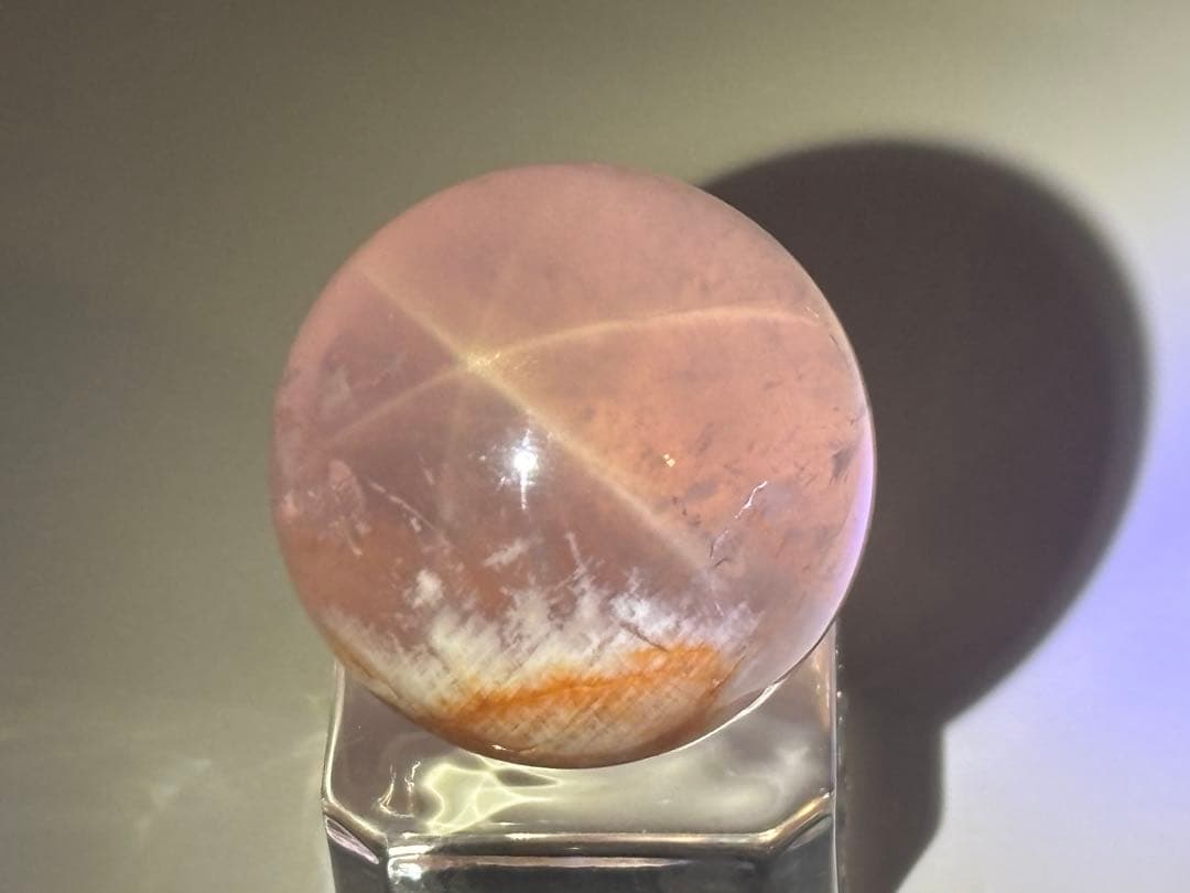 セリサイトインローズクォーツ　スフィア　丸玉　天然石　虹入り　アステリズム効果