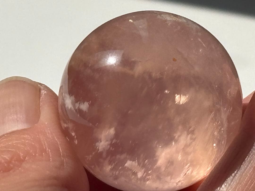 セリサイトインローズクォーツ　スフィア　丸玉　天然石　虹入り　アステリズム効果