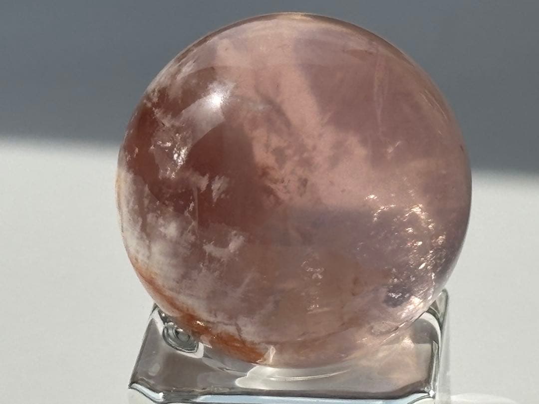 セリサイトインローズクォーツ　スフィア　丸玉　天然石　虹入り　アステリズム効果