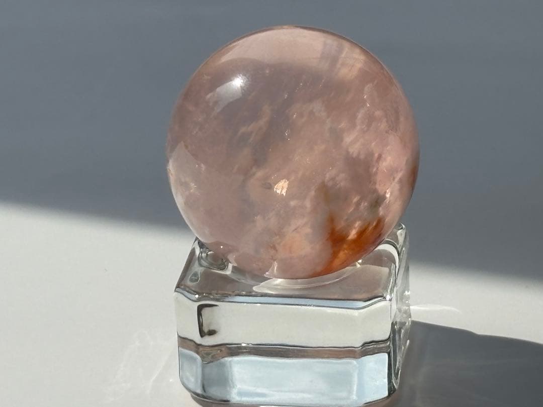 セリサイトインローズクォーツ　スフィア　丸玉　天然石　虹入り　アステリズム効果