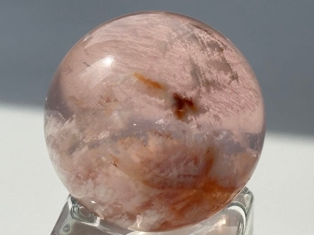 セリサイトインローズクォーツ　スフィア　丸玉　天然石　虹入り　アステリズム効果