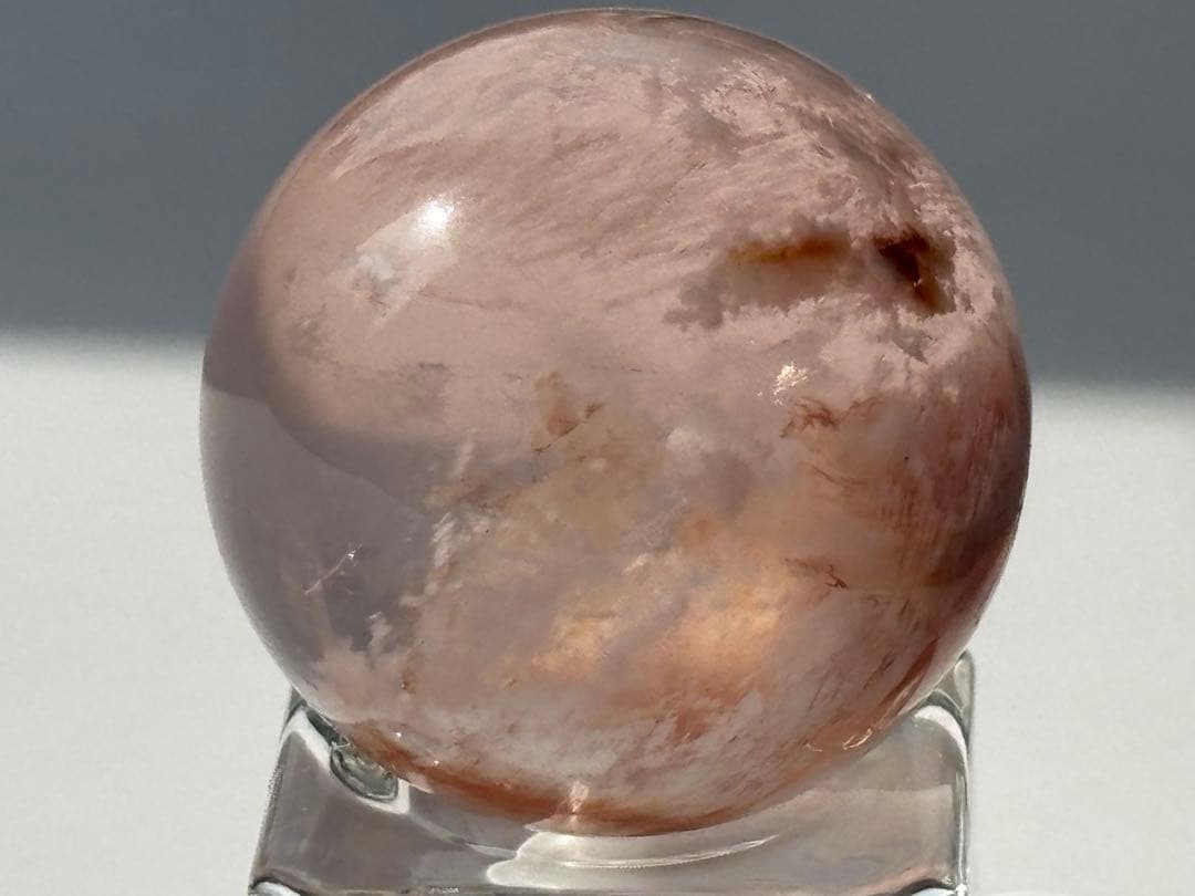 セリサイトインローズクォーツ　スフィア　丸玉　天然石　虹入り　アステリズム効果