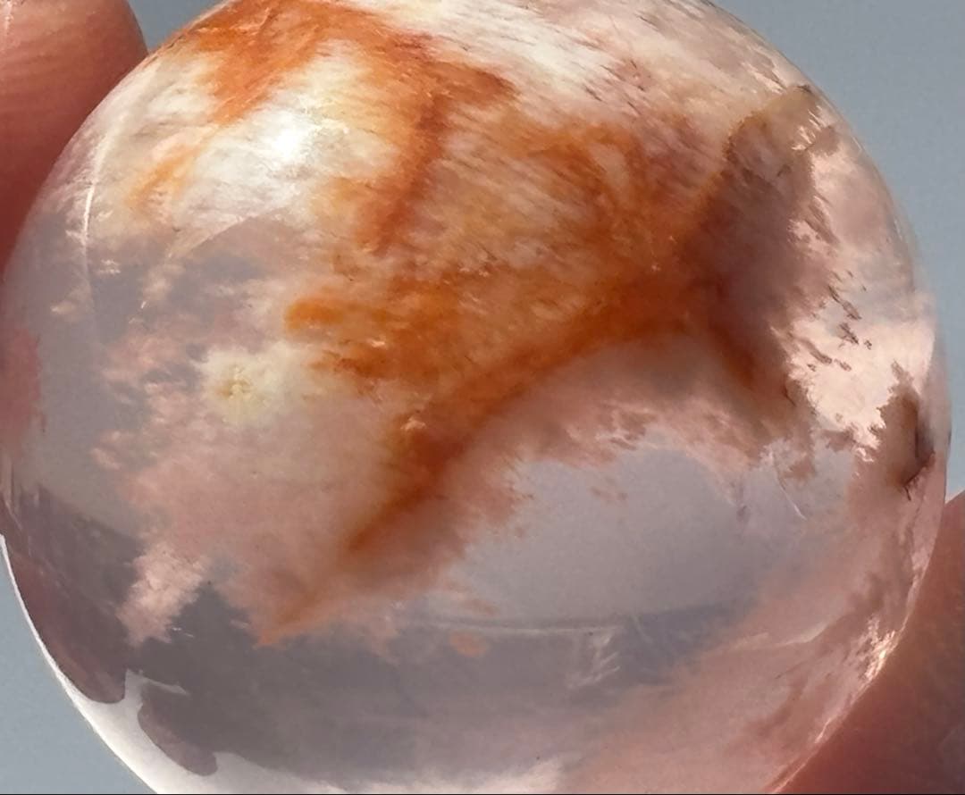 セリサイトインローズクォーツ　スフィア　丸玉　天然石　虹入り　アステリズム効果