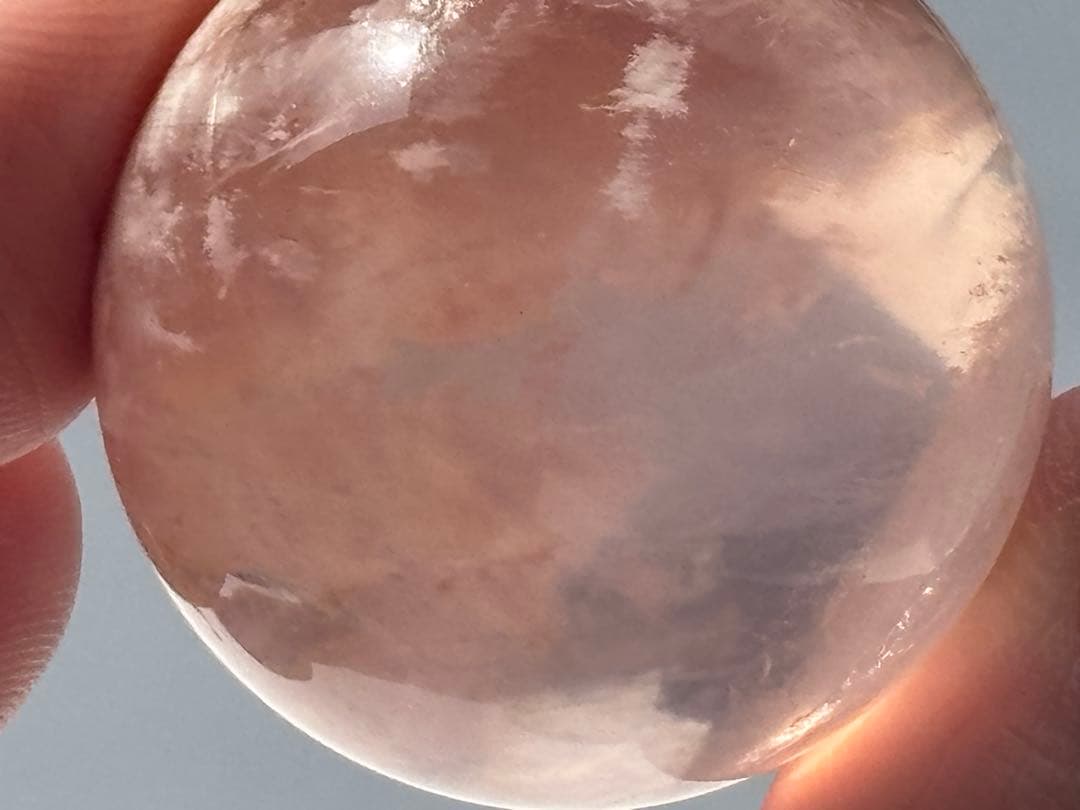 セリサイトインローズクォーツ　スフィア　丸玉　天然石　虹入り　アステリズム効果