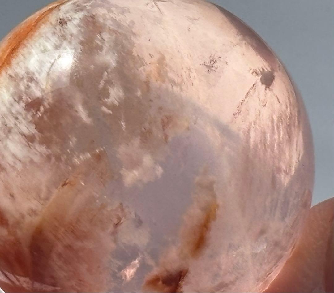 セリサイトインローズクォーツ　スフィア　丸玉　天然石　虹入り　アステリズム効果