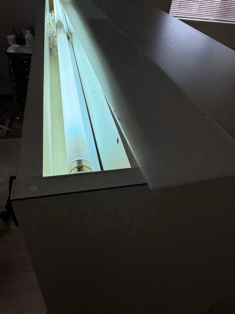 ホワイト木製オープンシェルフ 3段 ライト付エステサロン棚