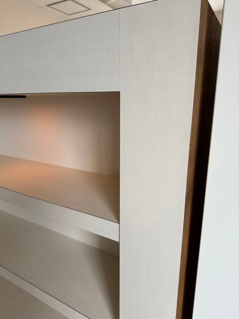 ホワイト木製オープンシェルフ 3段 ライト付エステサロン棚