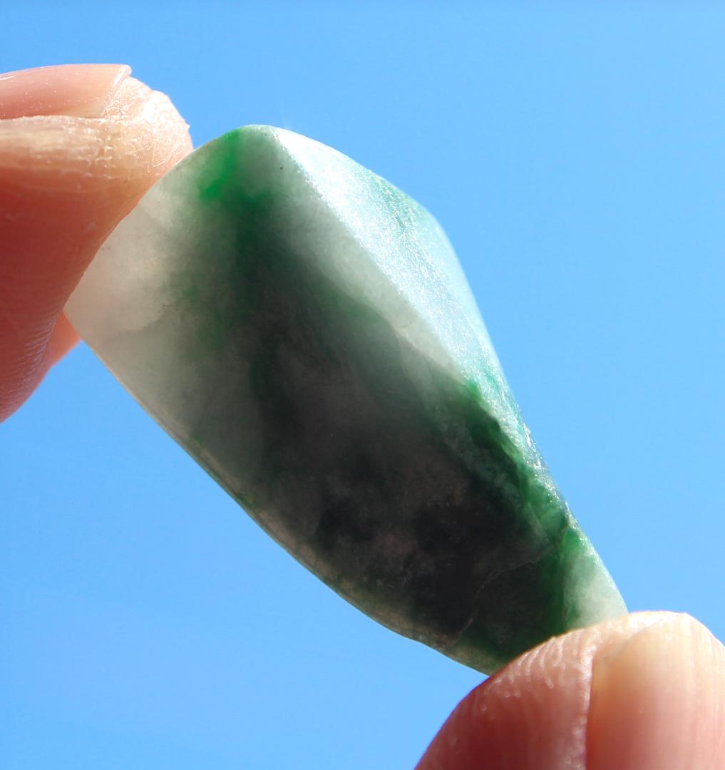 透明感］糸魚川翡翠 原石 タンブル 5.9g - メルカリ