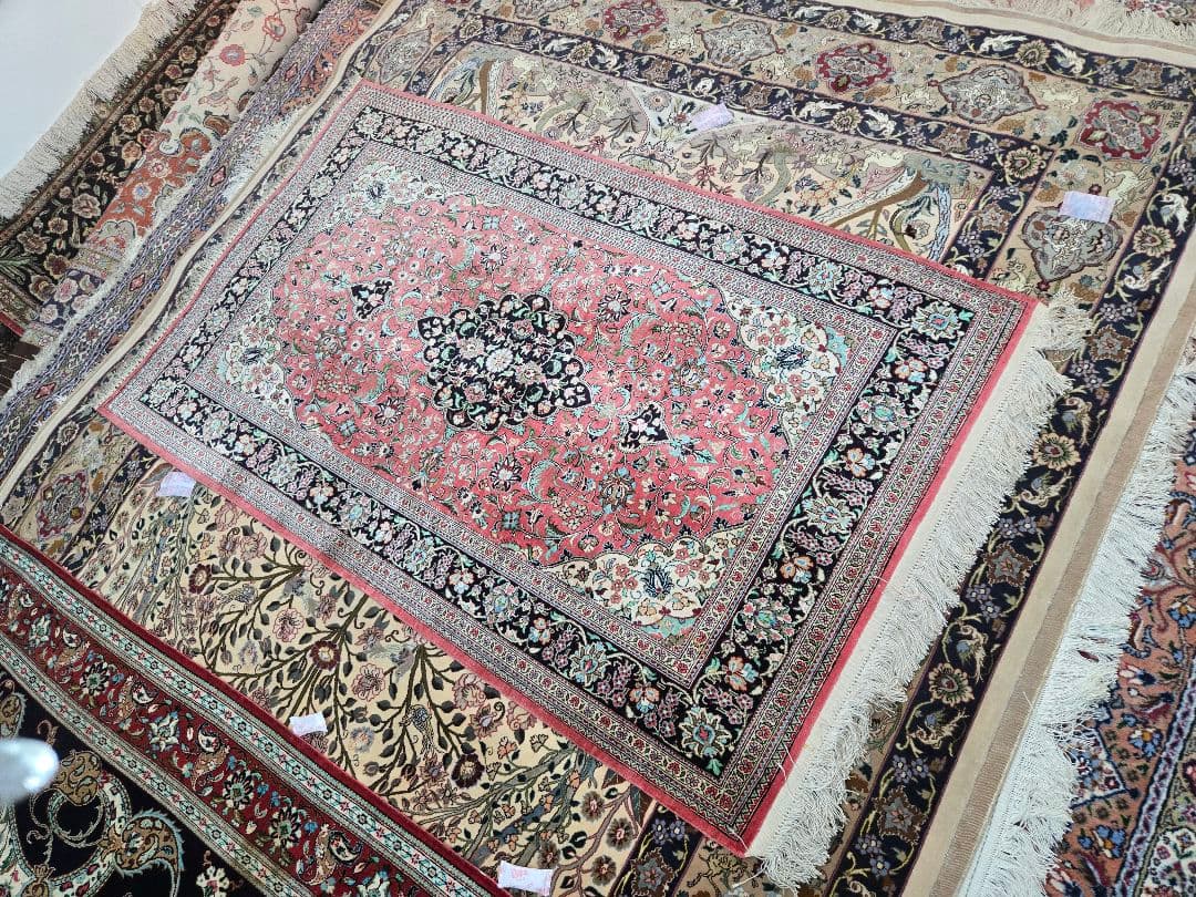 ペルシャ絨毯クム産100%シルク手織りサイズ:132cm×82cm