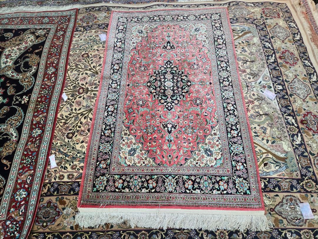 ペルシャ絨毯クム産100%シルク手織りサイズ:132cm×82cm