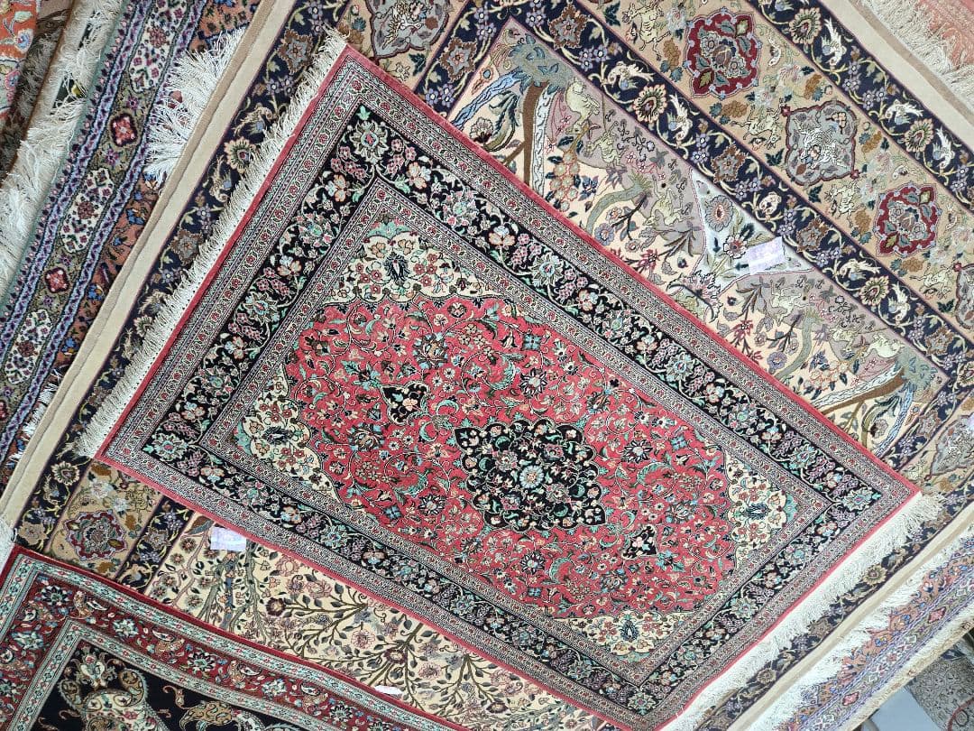 ペルシャ絨毯クム産100%シルク手織りサイズ:132cm×82cm