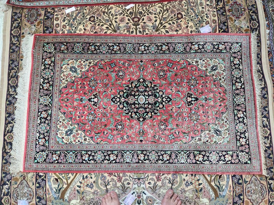ペルシャ絨毯クム産100%シルク手織りサイズ:132cm×82cm